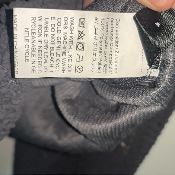 SHEIN EZwear Letter Patched
Quarter Zip Drop Shoulder
Sweatshirt - Picture 4 of 5